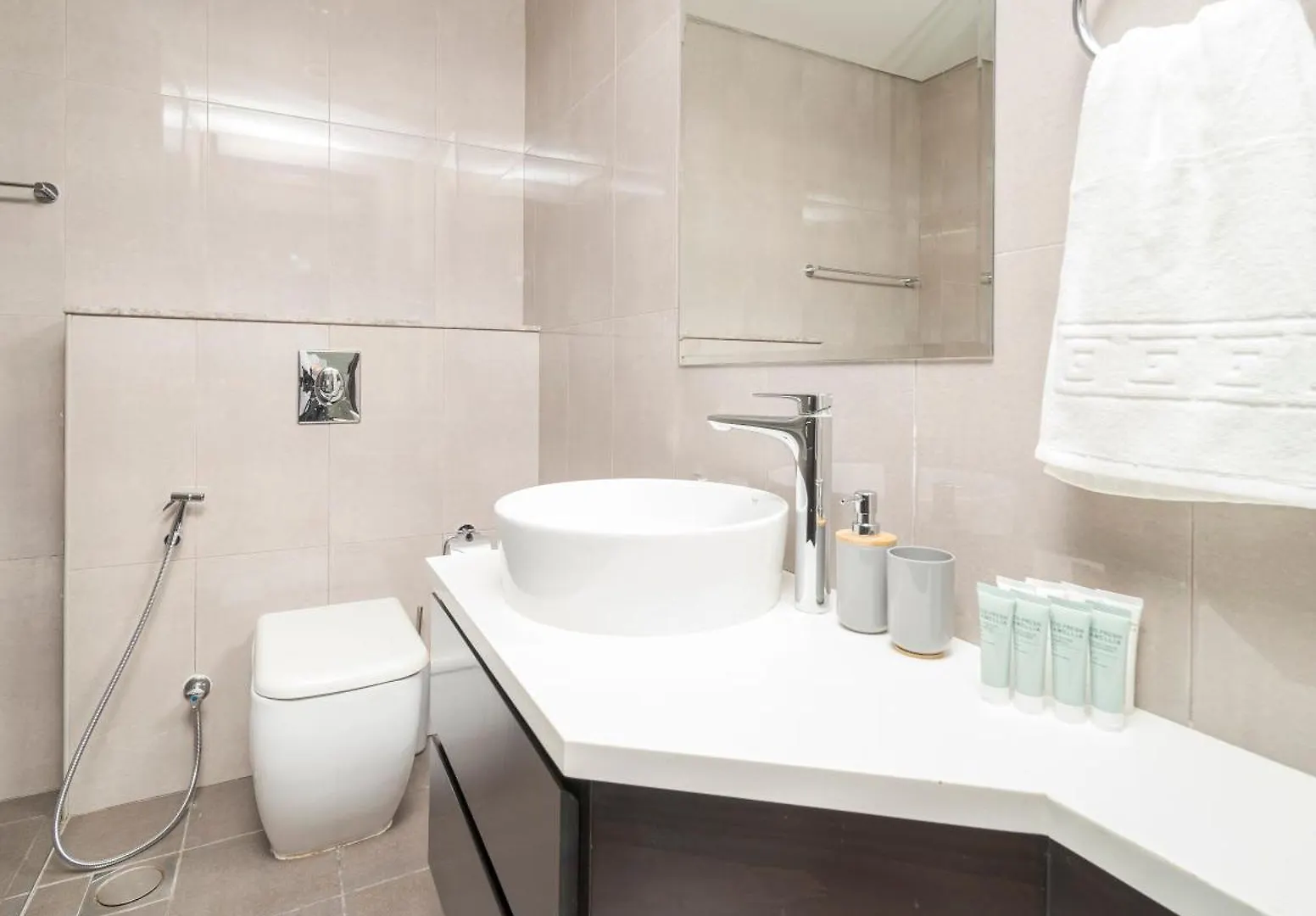 Chic 1Br Getaway- 4Min Walk To Business Bay Metro & 10Min To Burj Khalifa Daire Dubai